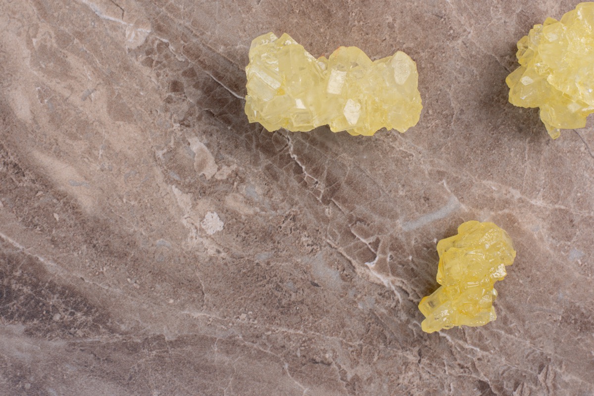 Czym rozpuścić żywicę sosnową? Skuteczne metody usuwania