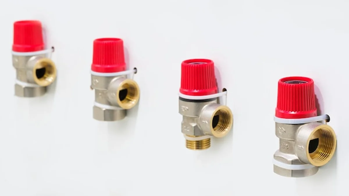 Armatura wodna i różne typy zaworów wodnych oraz złącza mosiężne na białym tle