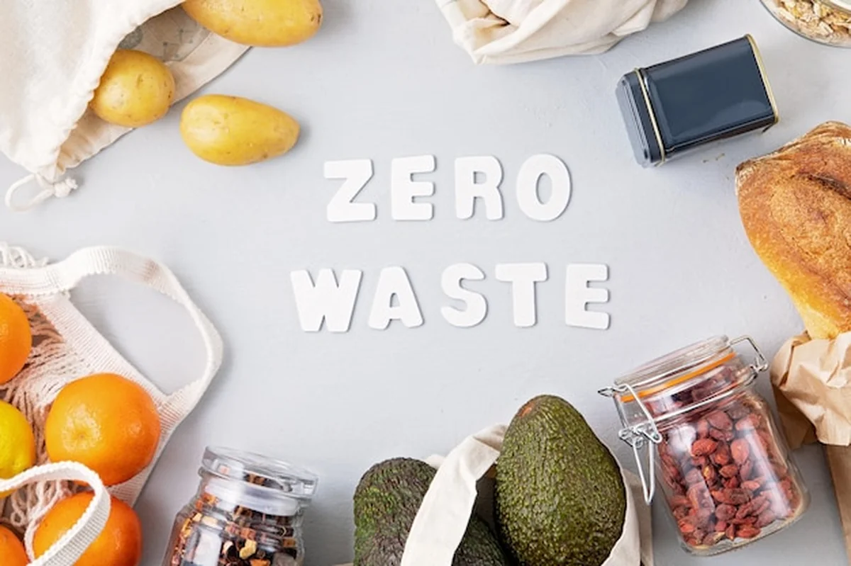 Zakupy zero waste w bawełnianych torebkach i szklane słoiki z żywnością