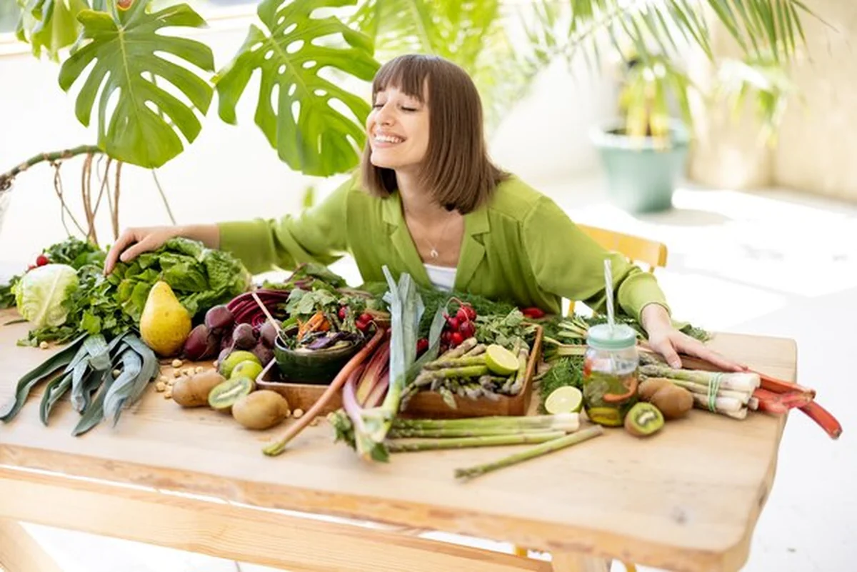 Kobieta z świeżymi zdrowymi składnikami żywności w pomieszczeniu