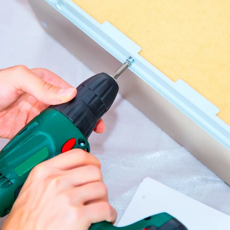 Jak rozkręcić wersalkę i zmontować ją w domu? Poradnik