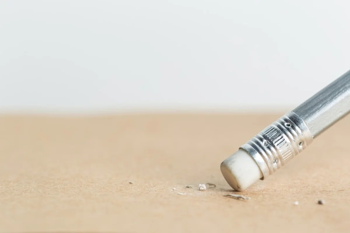 Ołówek do pisania i gumka