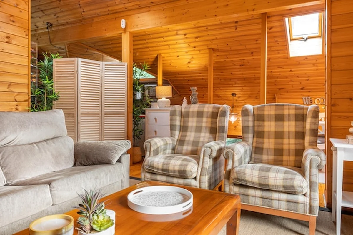 Wnętrze domu z różnicami w aranżacji wnętrz drewnianych w zależności od regionu