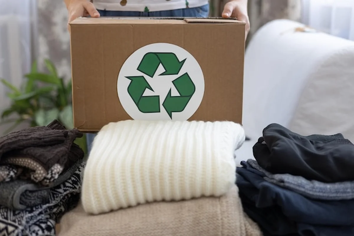 Sortowanie starych ubrań do darowizny lub recyklingu w domu