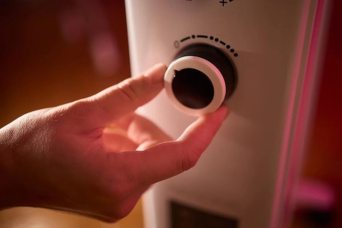 Nowoczesny grzejnik ustawiony na optymalną wydajność grzewczą