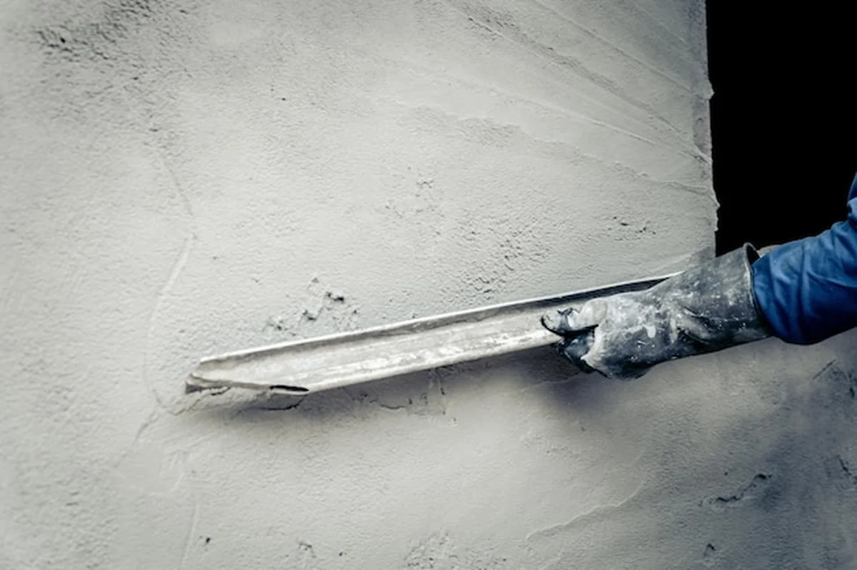 Ręcznie przycięta ściana tynkowana