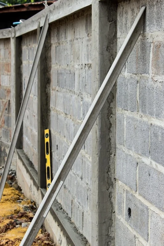 Znak strzały na ścianie