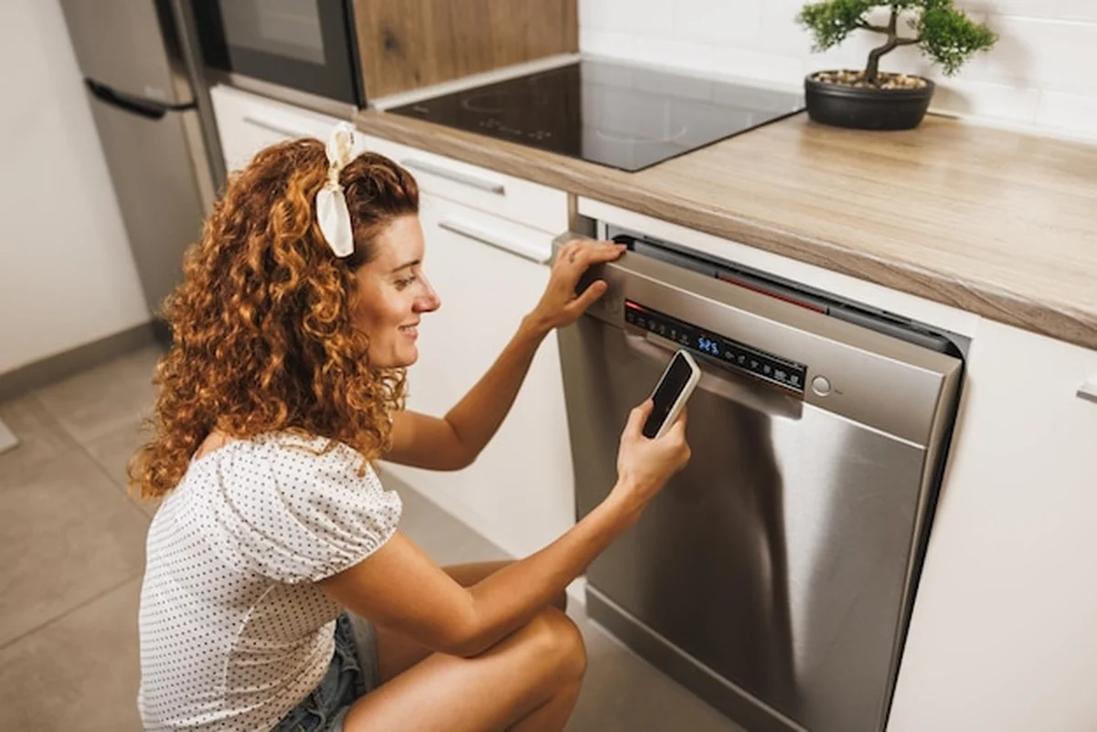 Sterowanie zmywarką naczyń za pomocą aplikacji na smartfonie