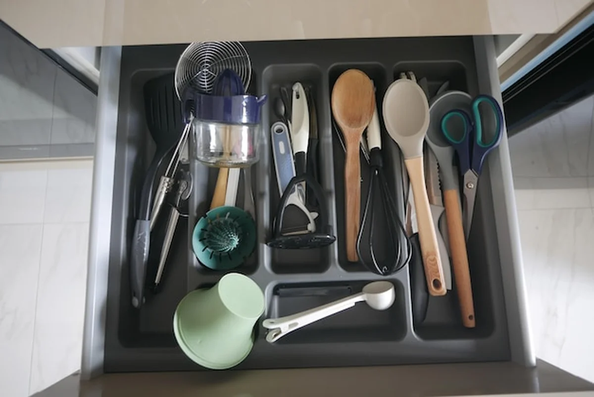 Szuflada kuchenna z naczyniami i narzędziami