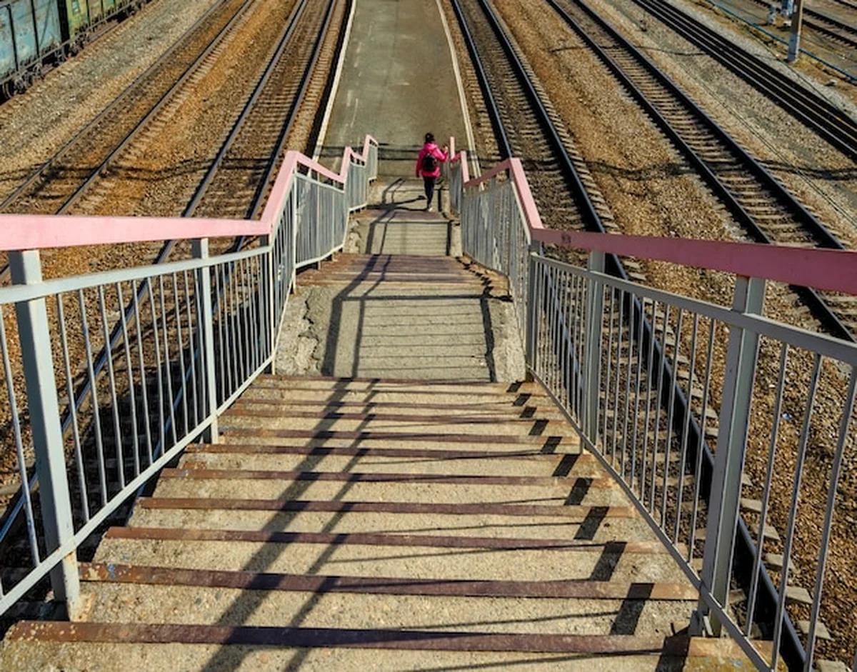 Schody betonowe na stacji kolejowej