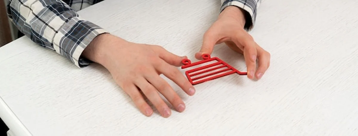 Osoba z ikoną koszyka na zakupy online