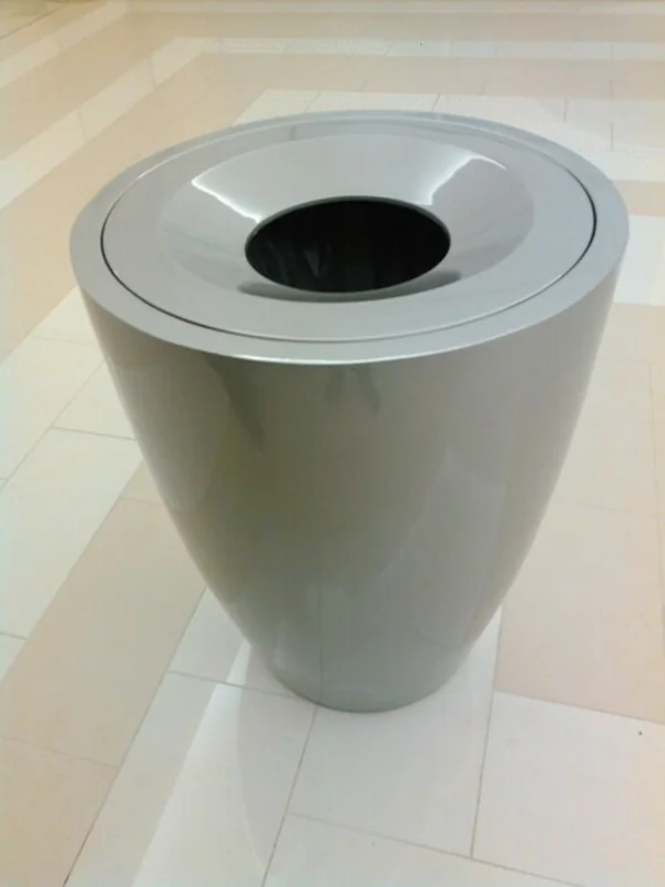 Zbliżenie kosza na śmieci na płytkowanej podłodze