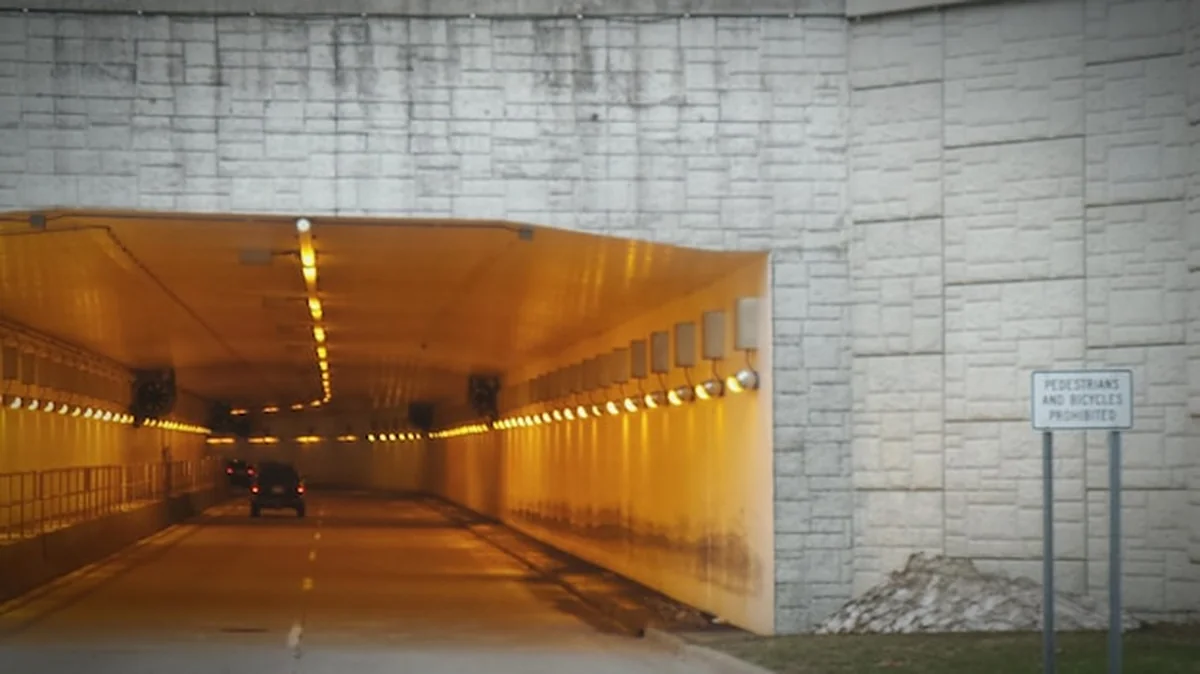 Oświetlony podziemny chodnik w nocy