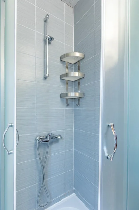 Wnętrze łazienki z kabiną prysznicową