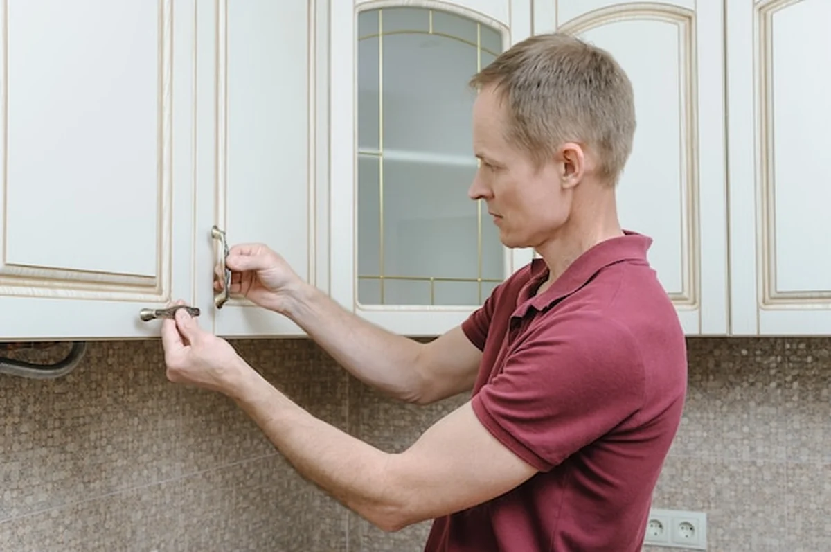 Montaż mebli kuchennych - mocowanie uchwytów do szafek drzwiowych