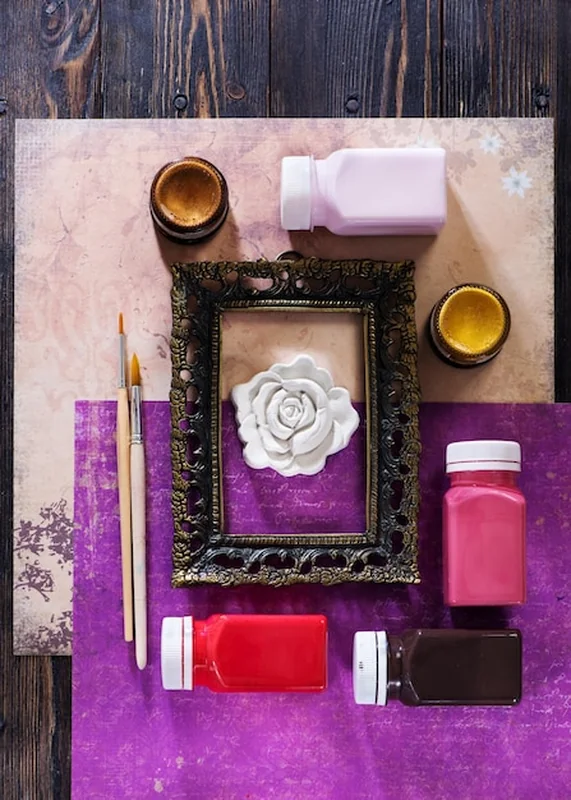 Farby, pędzle i sztukaterie na białym tynku. Zestaw dla artystów