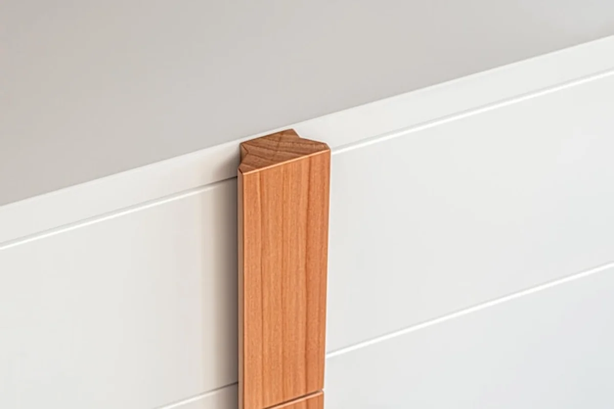 Stylowa biała komoda biurowa z drewnianymi brązowymi uchwytami i nogami