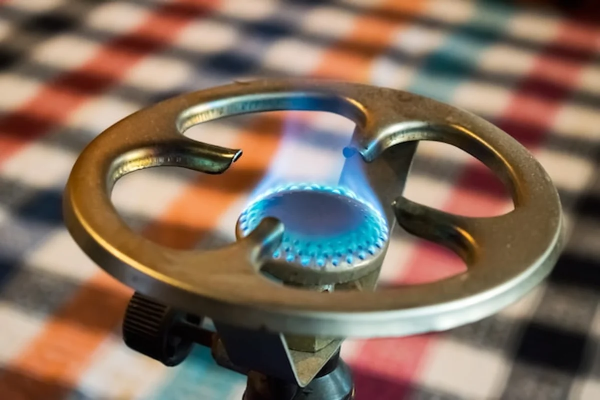 Spalanie gazu w palniku pieca gazowego