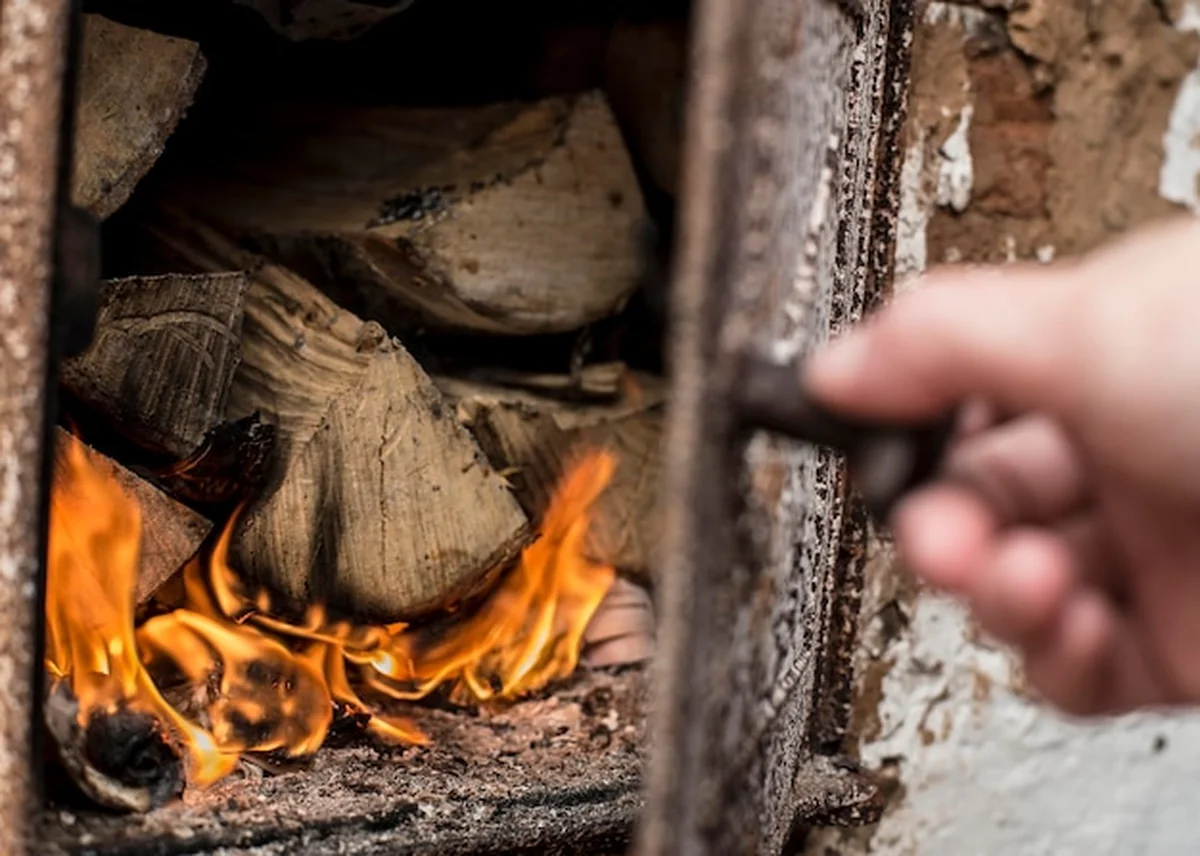 Stara rosyjska rozpałka drewna w piecu z cegły własnej