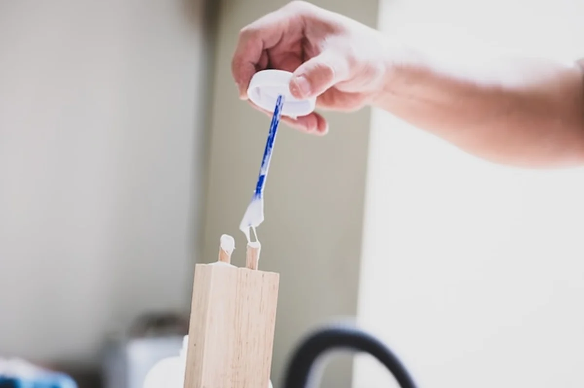 Operatorzy łączą drewno klejem do budowy stołu