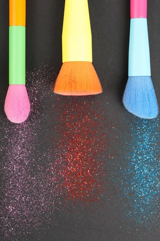 Kolorowe kryształy na powiekach makijażu na czarnym tle