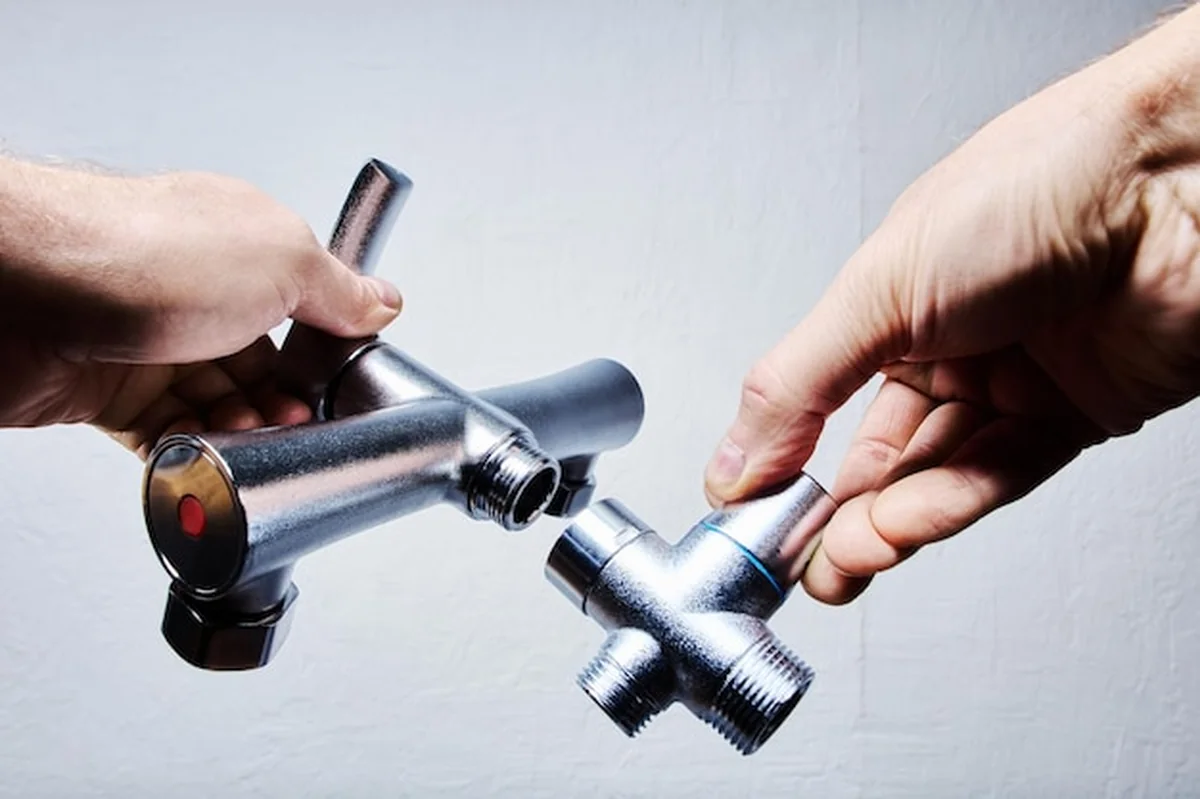 Zestaw krany do kąpieli i prysznica z częściami ze stali nierdzewnej podczas instalacji w łazience