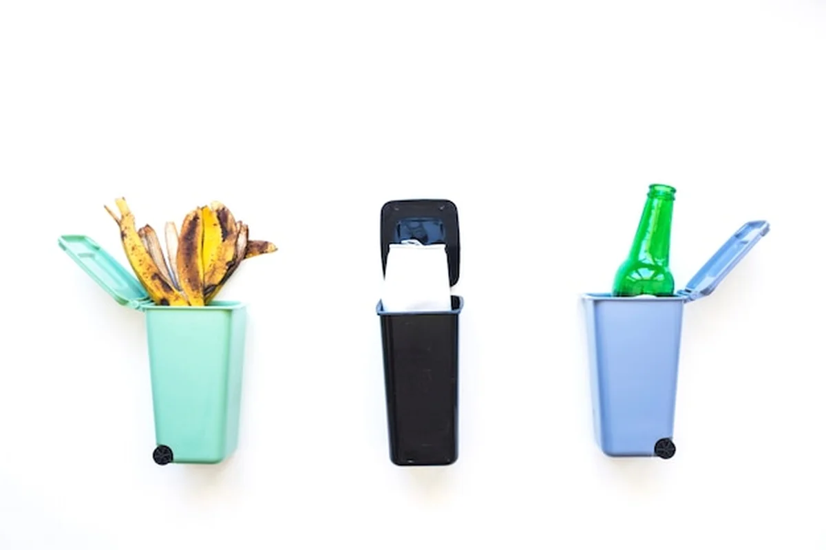 Pojemniki z posortowanymi śmieciami
