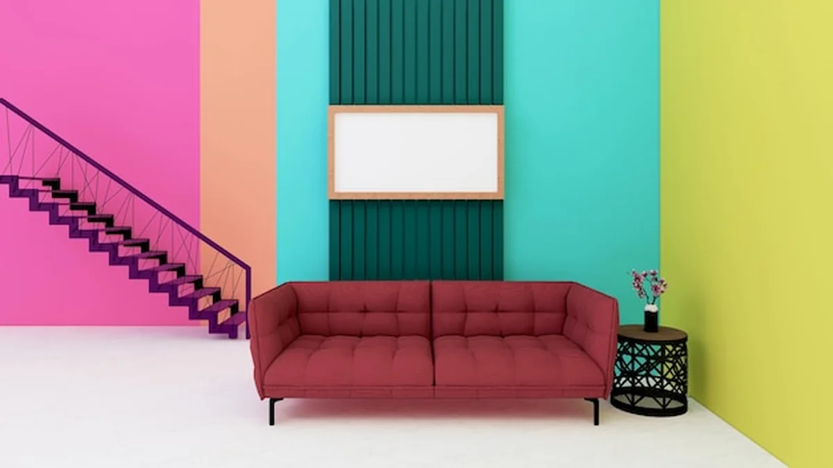 Kolorowe wnętrze z czerwoną sofą i białą marmurową podłogą