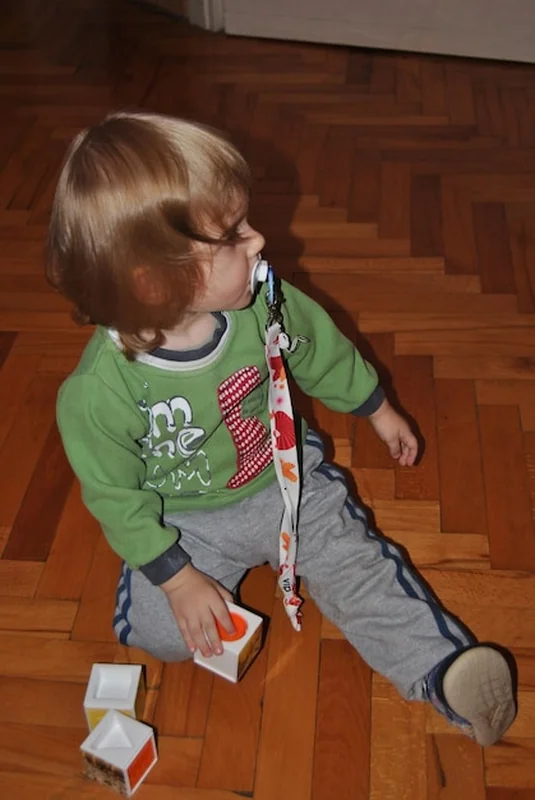 Chłopiec siedzący w domu z wysokiego kąta widoku