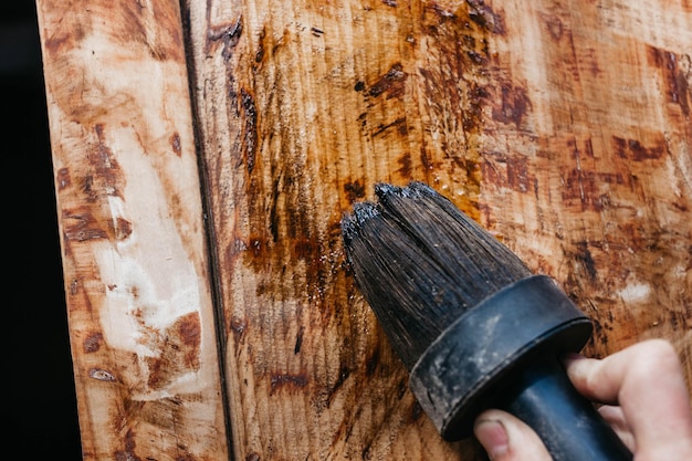 Jak usunac ciemna bejce z drewna