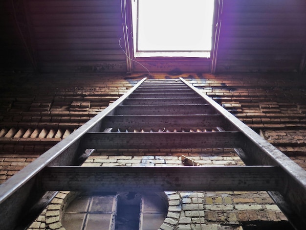 Schody z podkładów kolejowych – jak je zrobić w ogrodzie?