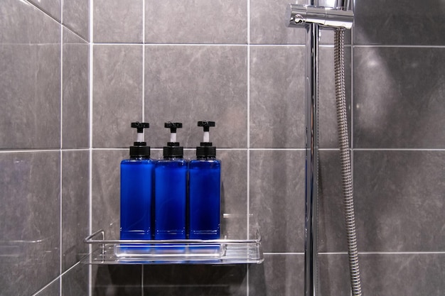 Jakiej wysokości umieścić półkę pod prysznicem w łazience?